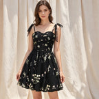Elegantes Cocktailkleid in Schwarz mit Herz-Ausschnitt, bunter Blumenstickerei und A-Linie