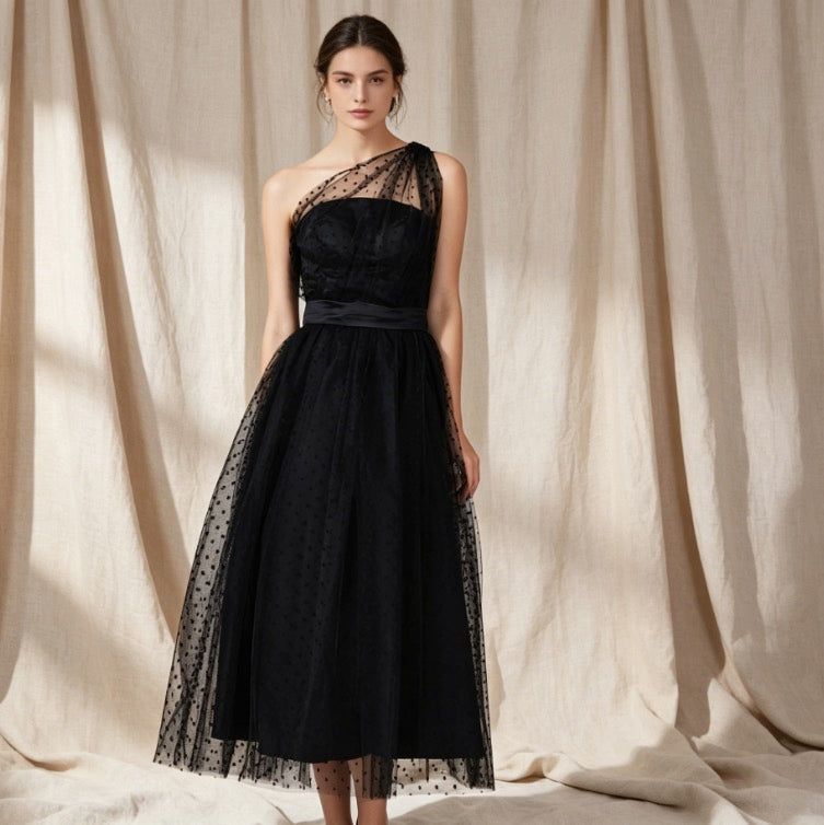 Elegantes Cocktailkleid in Schwarz mit One-Shoulder-Design, Punkten und A-Linie-Rock