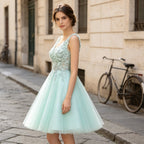 Romantisches Cocktailkleid in Mintgrün mit V-Ausschnitt, 3D-Blüten und A-Linie