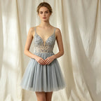 Glitzerndes Cocktailkleid in Grau mit V-Ausschnitt, Pailletten-Stickerei und A-Linie