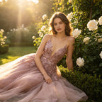 Elegantes Abendkleid in Dusty Rose mit floraler Pailletten-Spitze und V-Ausschnitt