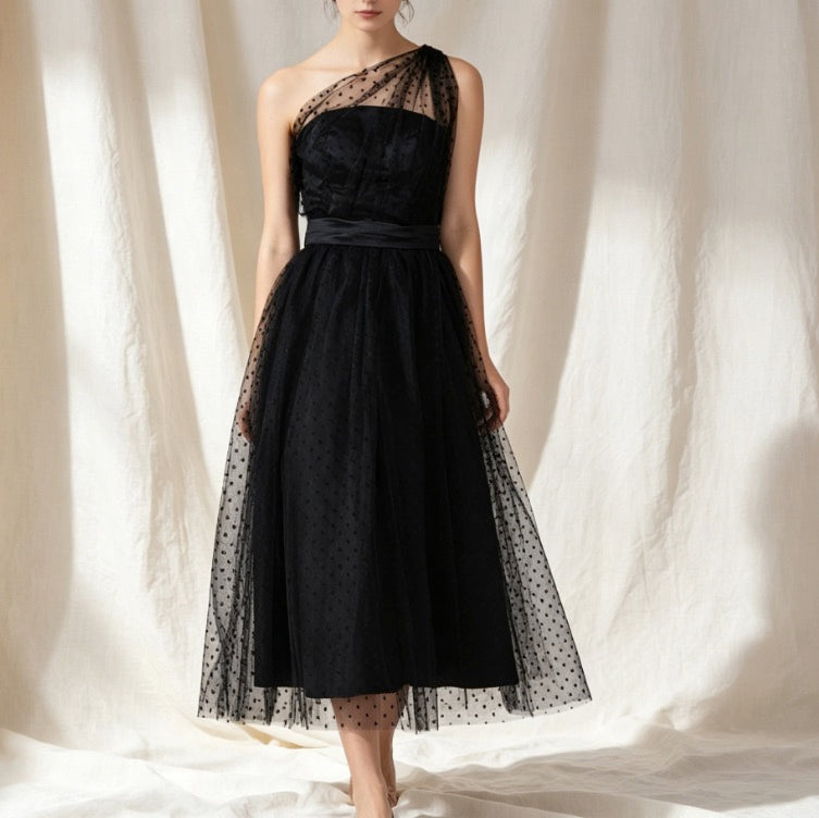 Elegantes Cocktailkleid in Schwarz mit One-Shoulder-Design, Punkten und A-Linie-Rock