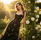 Elegantes schwarzes Abendkleid mit bunten Blumenstickereien und gestuftem Tüllrock