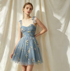 Elegantes Cocktailkleid in Staublau mit Herz-Ausschnitt, Blumenstickerei und schwingender A-Linie