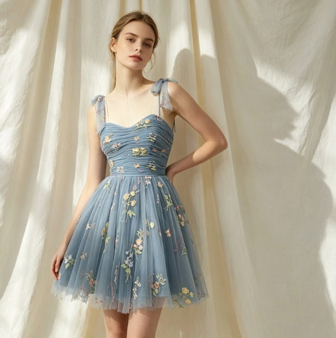 Elegantes Cocktailkleid in Staublau mit Herz-Ausschnitt, Blumenstickerei und schwingender A-Linie