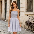 Bezauberndes Cocktailkleid in Hellblau mit Glitzer-Top, Spaghetti-Trägern und A-Linie