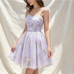 Romantisches Cocktailkleid in Lavendel mit Herz-Ausschnitt, bunter Blumenstickerei und A-Linie