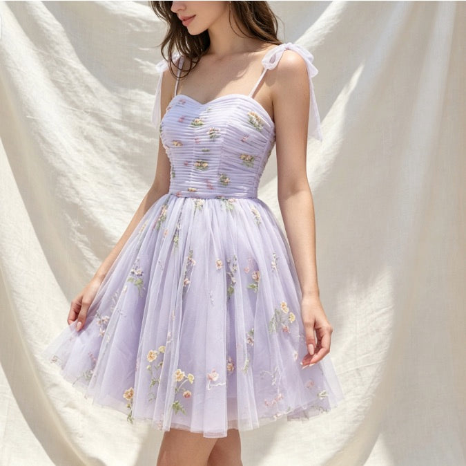 Romantisches Cocktailkleid in Lavendel mit Herz-Ausschnitt, bunter Blumenstickerei und A-Linie