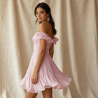 Elegantes Cocktailkleid in Flieder mit Off-Shoulder-Ausschnitt, Plissee und A-Linie