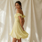 Elegantes Cocktailkleid in Hellgelb mit Off-Shoulder-Ausschnitt, Plissee und A-Linie