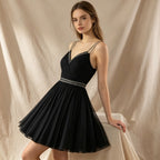 Elegantes Cocktailkleid in Schwarz mit V-Ausschnitt, Glitzer-Details und A-Linie-Rock