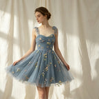Elegantes Cocktailkleid in Staublau mit Herz-Ausschnitt, Blumenstickerei und schwingender A-Linie