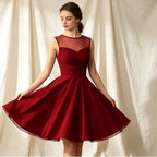 Elegantes Cocktailkleid in Dunkelrot mit Herz-Illusion-Ausschnitt und fließender A-Linie