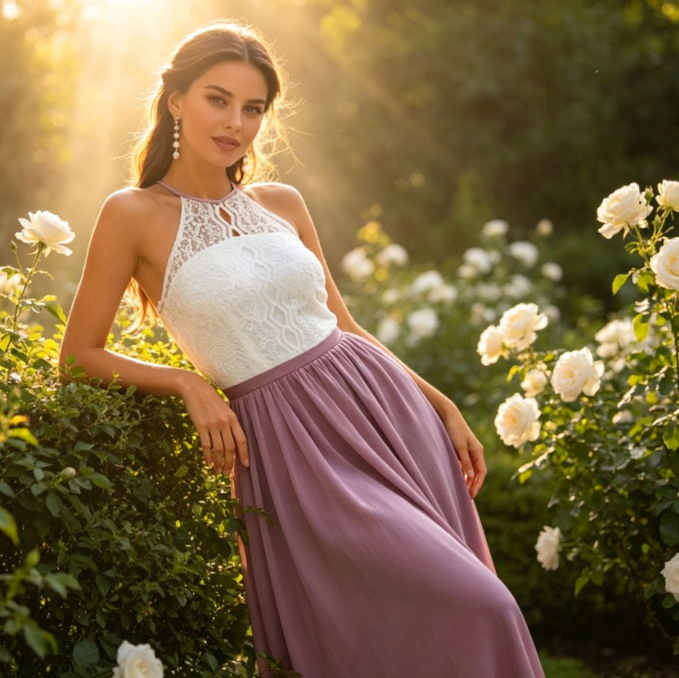 Elegantes Abendkleid in Lavendel und Weiß mit Neckholder und floraler Spitze