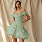 Edles Cocktailkleid in Salbeigrün mit Off-Shoulder-Ausschnitt, Plissee und A-Linie