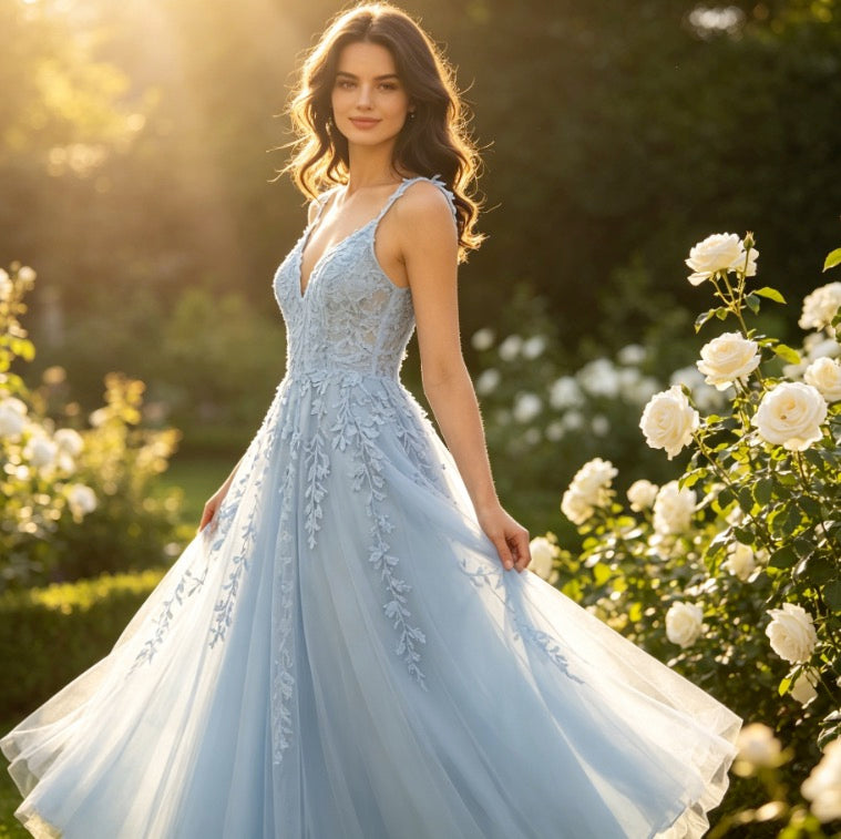 Traumhaftes Abendkleid in Babyblau mit floraler Spitze und fließendem Tüllrock