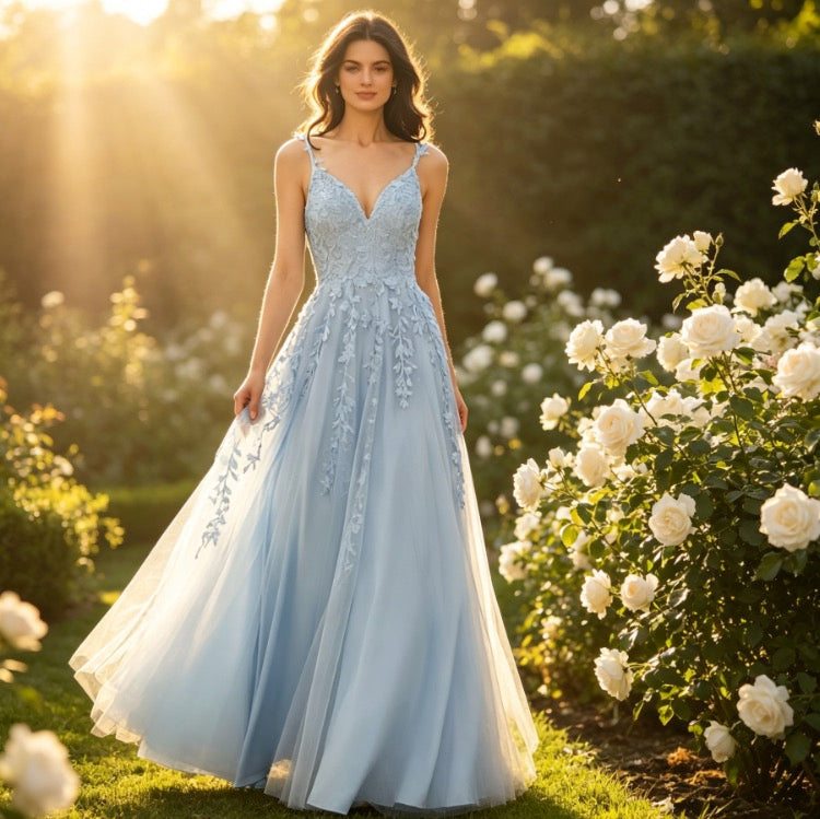 Traumhaftes Abendkleid in Babyblau mit floraler Spitze und fließendem Tüllrock
