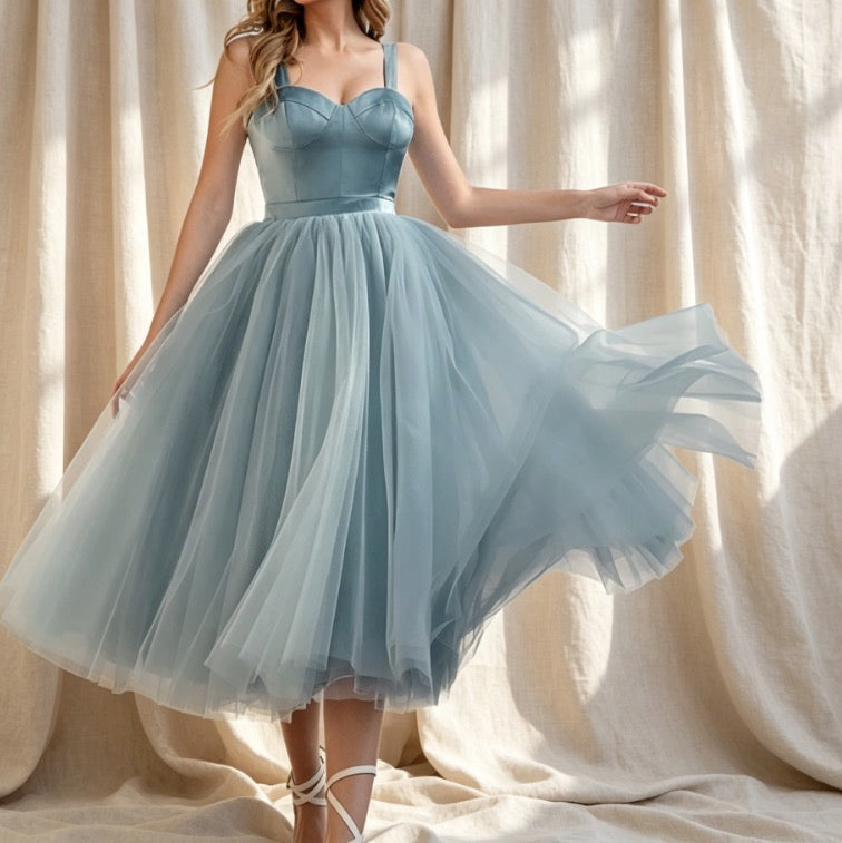 Edles Cocktailkleid in Graublau mit Herz-Ausschnitt, Satin-Mieder und Tüll-A-Linie