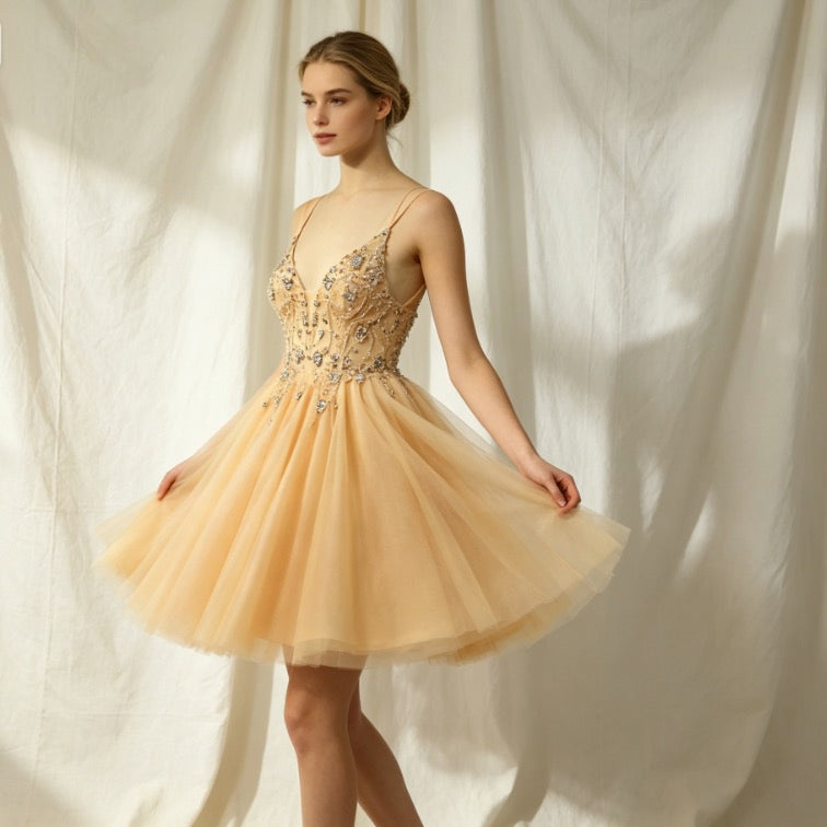 Glänzendes Cocktailkleid in Champagner mit V-Ausschnitt, Pailletten-Stickerei und A-Linie
