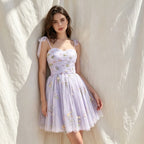 Romantisches Cocktailkleid in Lavendel mit Herz-Ausschnitt, bunter Blumenstickerei und A-Linie