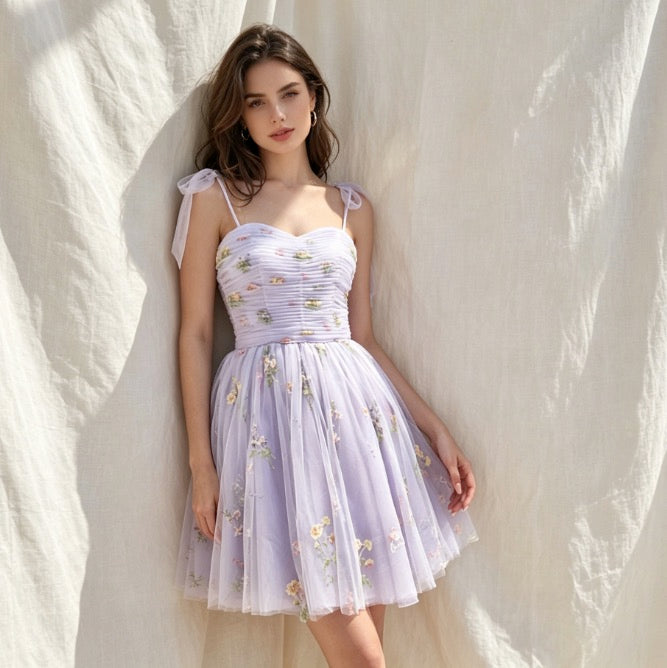 Romantisches Cocktailkleid in Lavendel mit Herz-Ausschnitt, bunter Blumenstickerei und A-Linie
