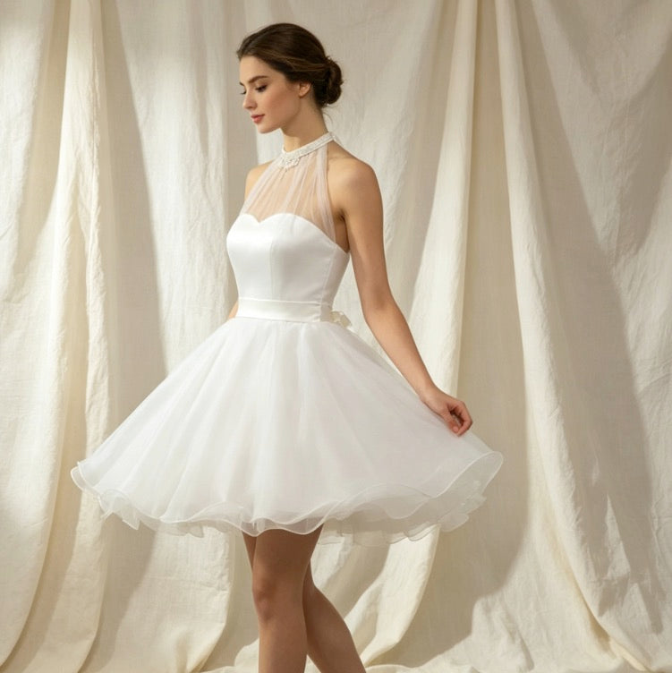 Edles Cocktailkleid in Weiß mit Neckholder, Perlenverzierung und voluminöser A-Linie
