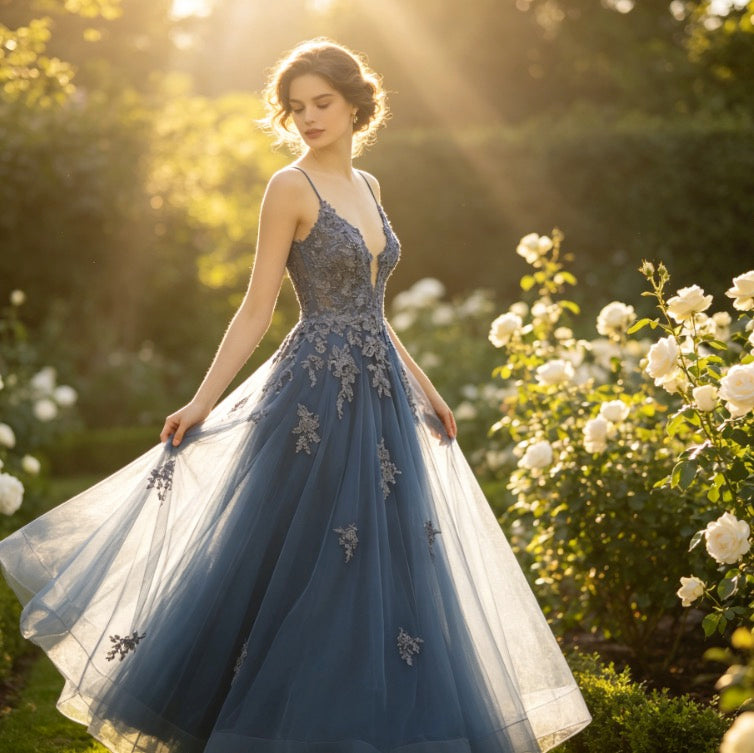 Glamouröses Abendkleid in Dusty Blue mit glitzernder Spitze und tiefem V-Ausschnitt