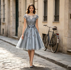 Elegantes Cocktailkleid in Silbergrau mit U-Boot-Ausschnitt, Spitzenstickerei und A-Linie