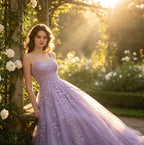 Romantisches Abendkleid in Flieder mit floraler Spitze und glitzernden Pailletten