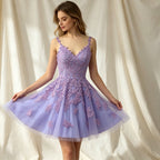 Romantisches Cocktailkleid in Lila mit V-Ausschnitt, Blumenstickerei und A-Linie-Rock