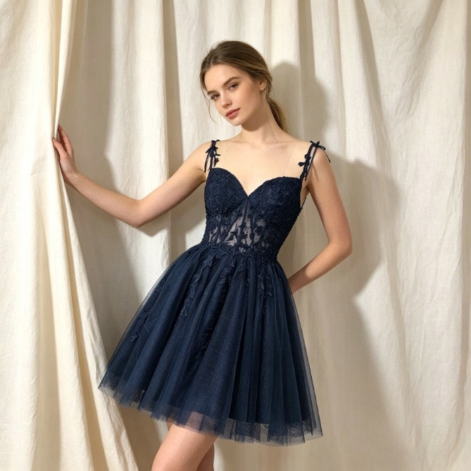 Edles Cocktailkleid in Dunkelblau mit Herz-Ausschnitt, floraler Spitze und schwingender A-Linie