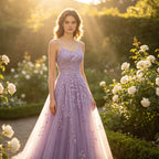 Romantisches Abendkleid in Flieder mit floraler Spitze und glitzernden Pailletten