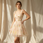 Romantisches Cocktailkleid in Apricot mit Herz-Ausschnitt, bunter Blumenstickerei und A-Linie