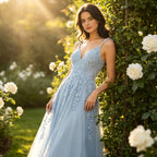 Traumhaftes Abendkleid in Babyblau mit floraler Spitze und fließendem Tüllrock