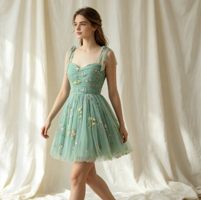 Zauberhaftes Cocktailkleid in Salbeigrün mit Herz-Ausschnitt, bunter Blumenstickerei und A-Linie