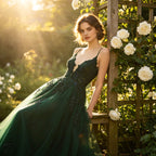 Luxuriöses Abendkleid in Dunkelgrün mit Pailletten, Spitze und tiefem V-Ausschnitt
