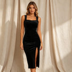 Edles Cocktailkleid in Schwarz aus Samt mit Eckigem Ausschnitt und Modernem Beinschlitz