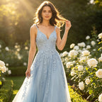 Traumhaftes Abendkleid in Babyblau mit floraler Spitze und fließendem Tüllrock