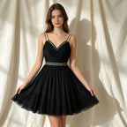 Elegantes Cocktailkleid in Schwarz mit V-Ausschnitt, Glitzer-Details und A-Linie-Rock