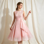 Romantisches Cocktailkleid in Rosa mit Rundhalsausschnitt, Spitze und A-Linie-Schnitt