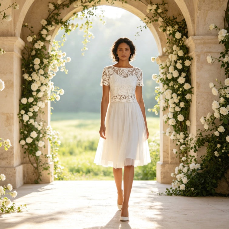 Elegantes zweiteiliges Kleid in Weiß mit Spitzen-Top und luftigem Tüllrock