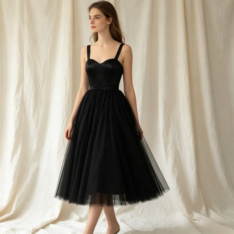 Elegantes Cocktailkleid in Schwarz mit Herz-Ausschnitt, Satin-Bustier und voluminöser A-Linie