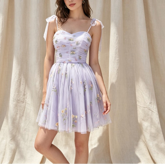 Romantisches Cocktailkleid in Lavendel mit Herz-Ausschnitt, bunter Blumenstickerei und A-Linie