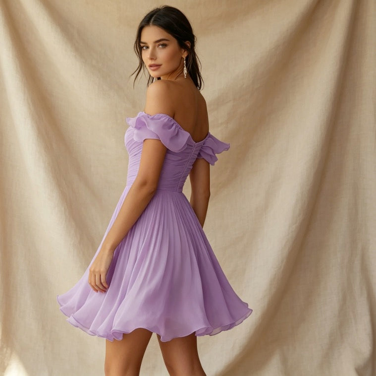 Edles Cocktailkleid in Violett mit Off-Shoulder-Ausschnitt, Plissee und A-Linie