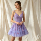 Romantisches Cocktailkleid in Lila mit V-Ausschnitt, Blumenstickerei und A-Linie-Rock