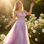 Bezauberndes Abendkleid in Lavendel mit Off-Shoulder-Schnitt und floraler Spitze