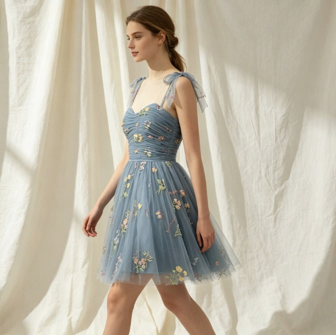 Elegantes Cocktailkleid in Staublau mit Herz-Ausschnitt, Blumenstickerei und schwingender A-Linie