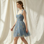 Elegantes Cocktailkleid in Staublau mit Herz-Ausschnitt, Blumenstickerei und schwingender A-Linie