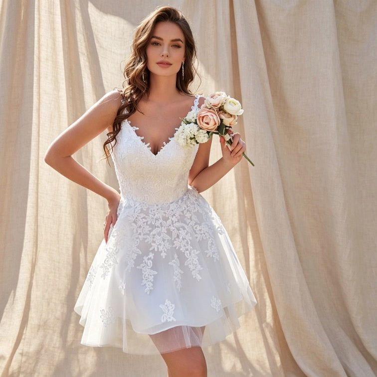 Elegantes Cocktailkleid in Weiß mit V-Ausschnitt, floraler Spitze und luftiger A-Linie
