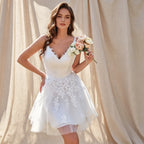 Elegantes Cocktailkleid in Weiß mit V-Ausschnitt, floraler Spitze und luftiger A-Linie